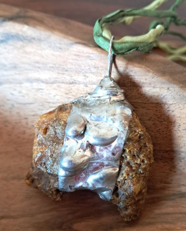 DUŻY BURSZTYN I JEDWAB - AUTORSKI NASZYJNIK