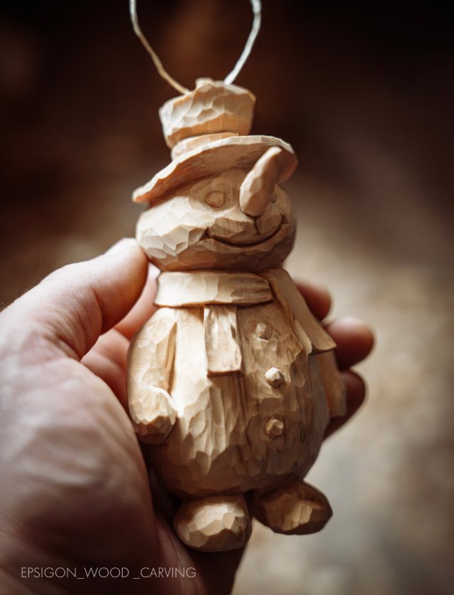 Bałwanek z drewna Ręcznie rzeźbiony – ozdoba świąteczna / dekoracja zimowa