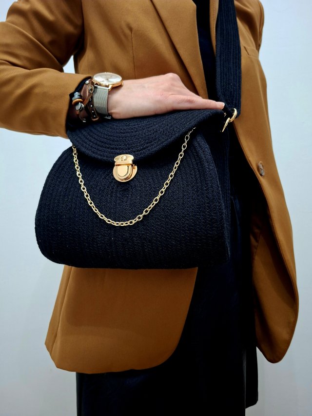 Czarna torebka na ramię z łańcuszkiem — Aleksa HMade