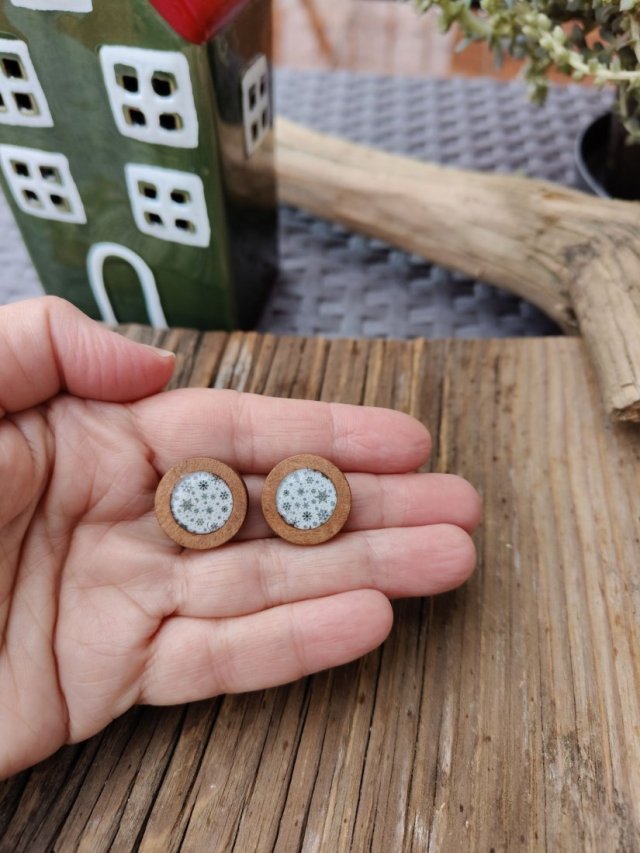 Drewniane kolczyki z zimowym motywem