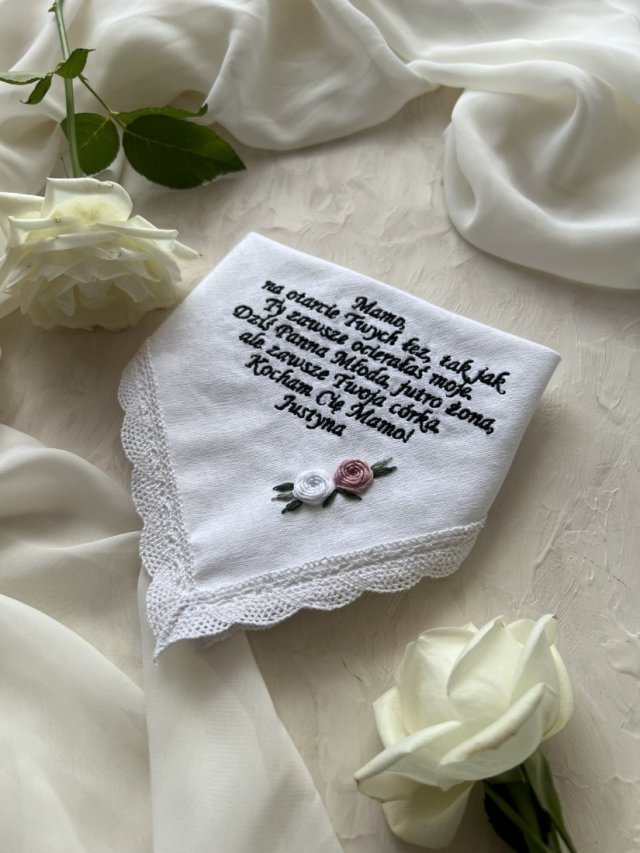 Chusteczka haftowana z własnym tekstem – wyjątkowy prezent dla Mamy na ślub