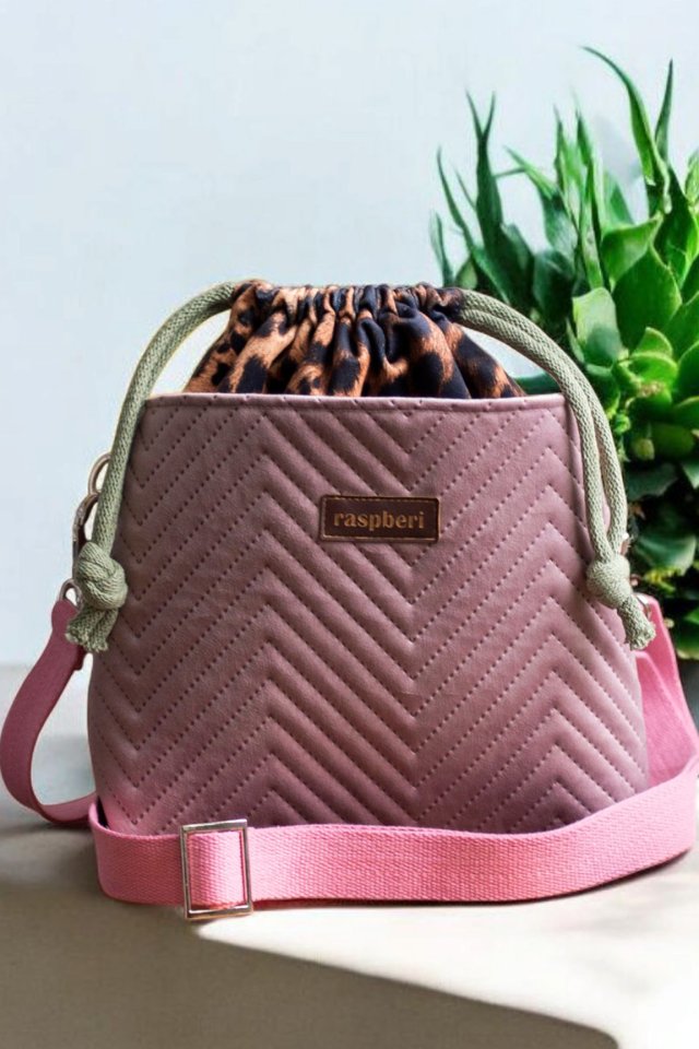 Listonoszka z pikowanego weluru z kominem w panterkę