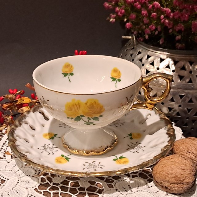 Duża filiżanka na wysokiej stopce z porcelany i ażurowy spodek