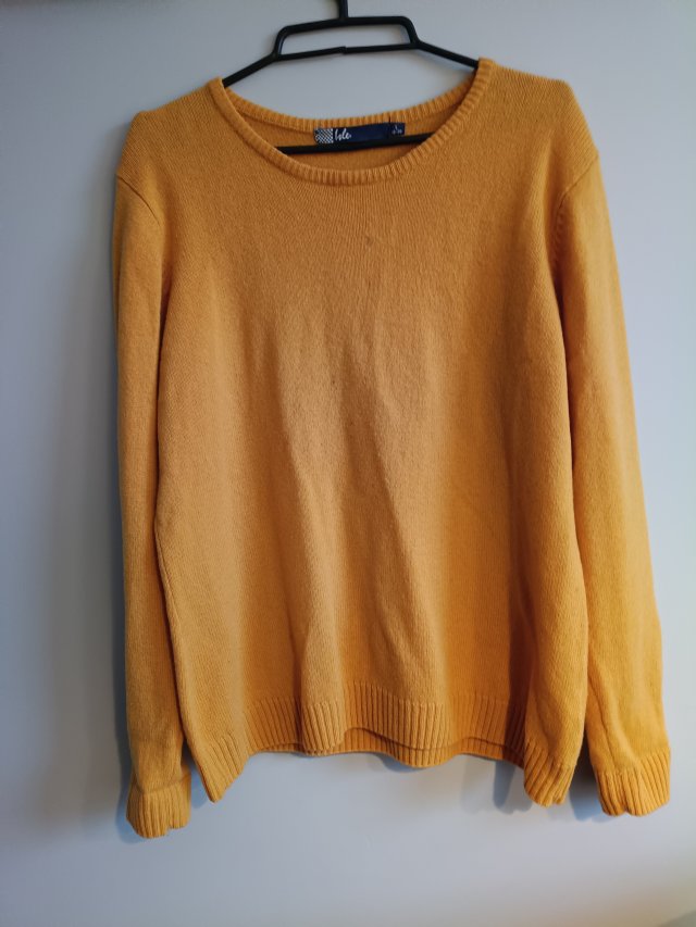 Damski sweter marki Isle. Przepiękny intensywny kolor.