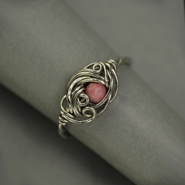 Pierścionek regulowany rodonit, wire wrapping, stal chirurgiczna
