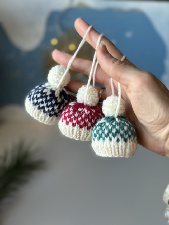 Ozdoby choinkowe, dekoracje świąteczne, mini-czapeczki z włóczki, zestaw 3 szt.