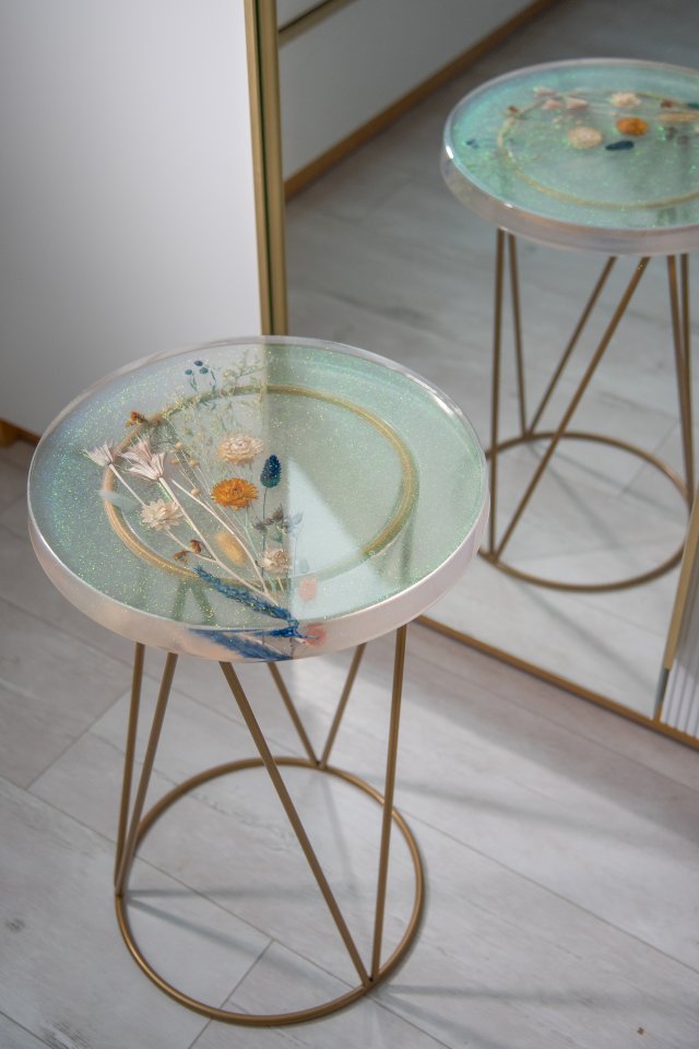 Uroczy stoliczek z żywicy epoksydowej