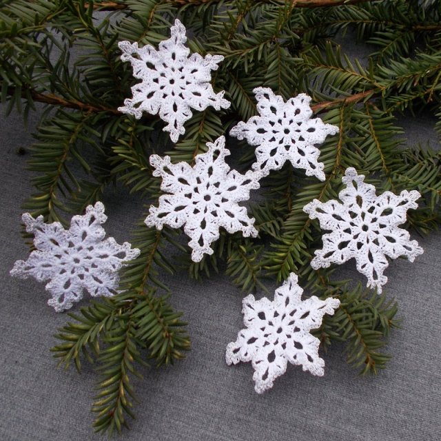 Zestaw bialo srebrnych gwiazdek na choinkę 6szt