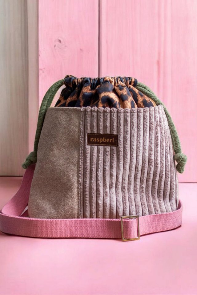 Listonoszka z kominem w panterkę pudrowy róż