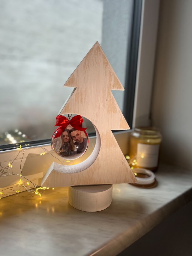 Bombka ze zdjęciem - 8cm + drewniany stojak choinka - ozdoba świąteczna - biała