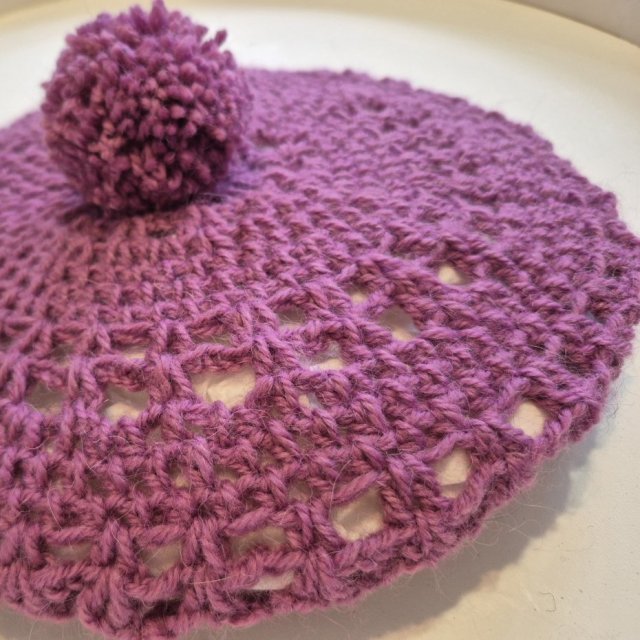 Unikatowy , ażurowy beret z włóczki w kolorze lila-róż.