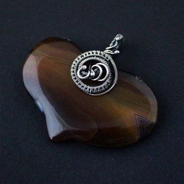 Coralina - czekoladowy agat w kształcie serca, wire-wrapping, srebro oksydowane