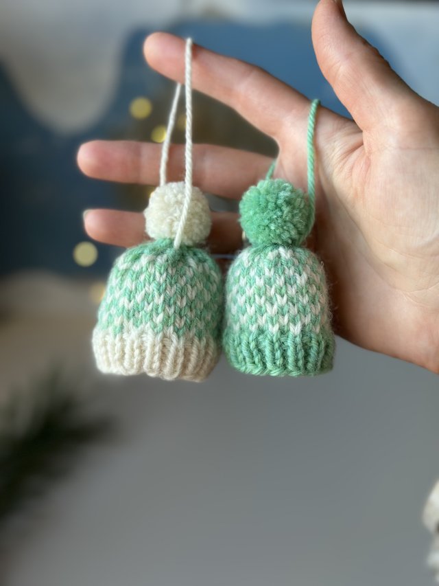 Ozdoby choinkowe, dekoracje świąteczne, mini-czapeczki z włóczki, zestaw 2 szt.