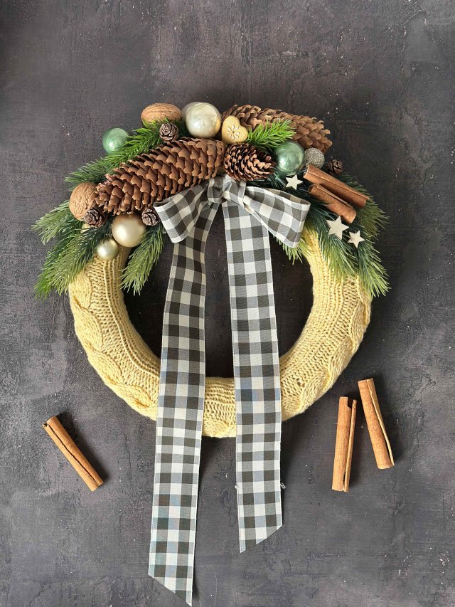 Wianek bożonarodzeniowy w świątecznym sweterku, wianek z zimową dekoracją