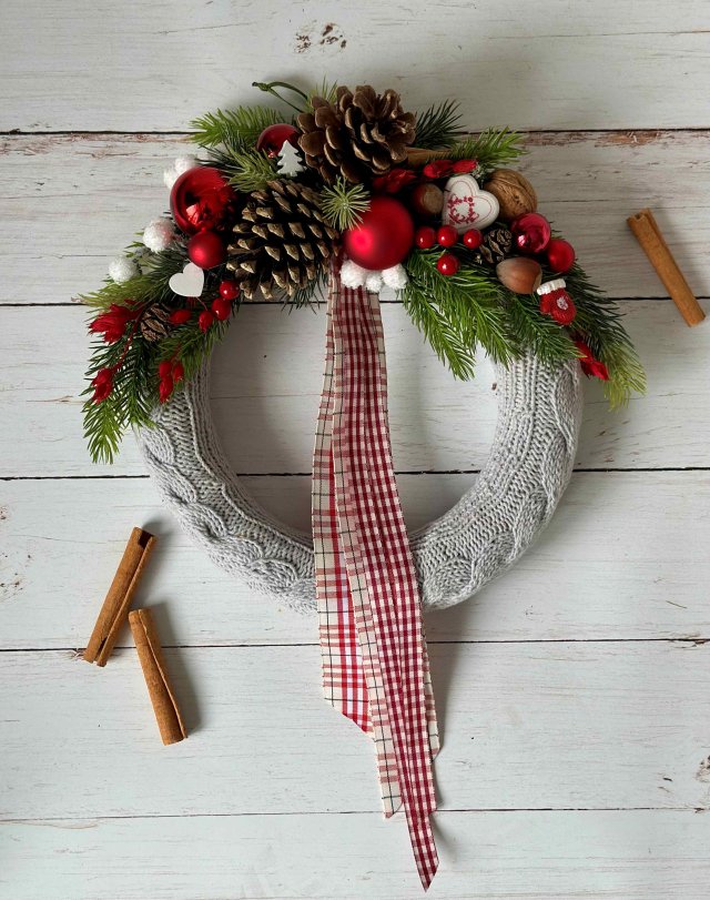 Wianek świąteczny w szarym sweterku, wianek z zimową dekoracją