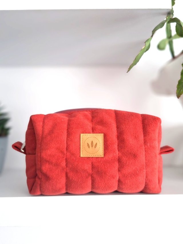 Welurowa pikowana kosmetyczka Czerwona