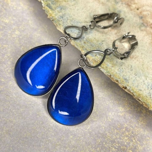 Perłowe klipsy z kobaltowymi kroplami e104/12