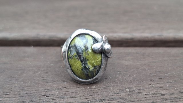 Kwiatek na trawniku - pierścionek regulowany