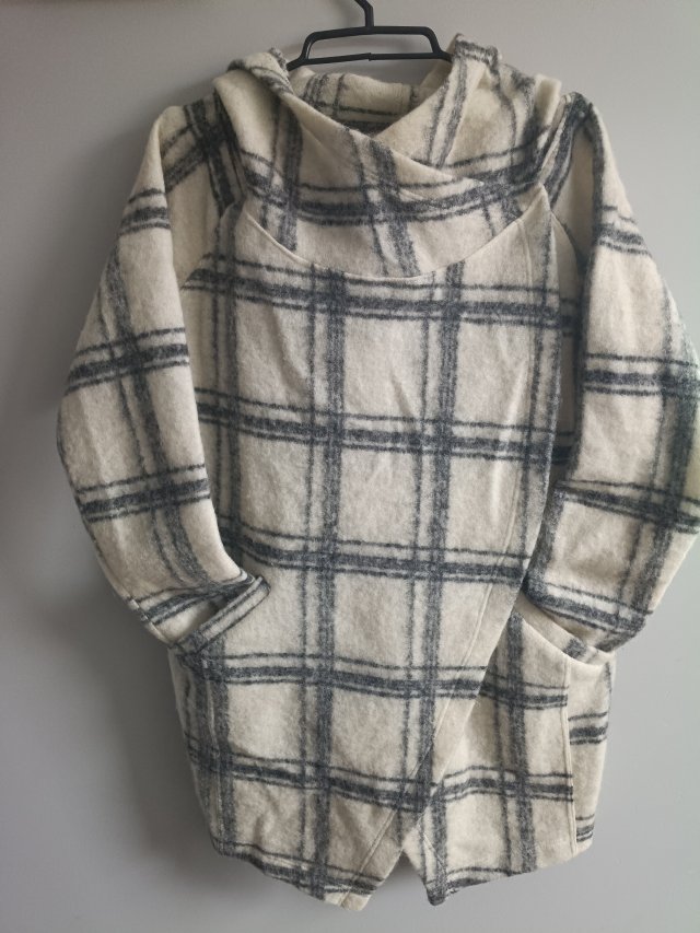 Wełniana kurtka/narzutka w kratę.