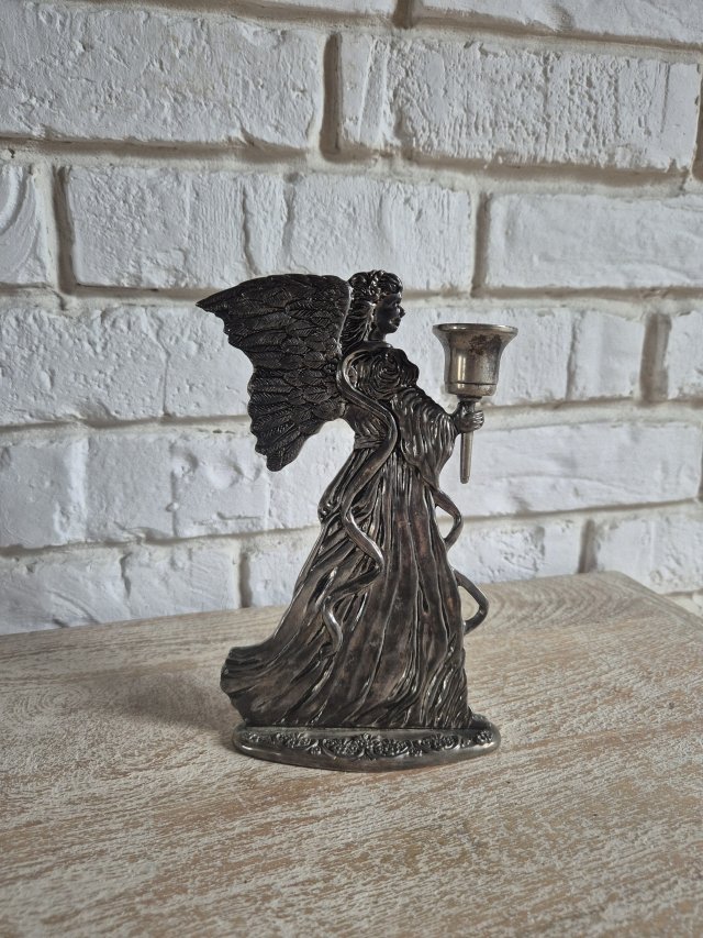 Metalowy świecznik anioł