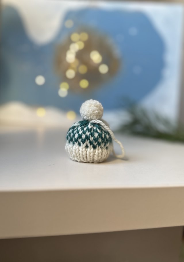 Ozdoba choinkowa, zawieszka, mini-czapeczka, biało-ciemnozielona