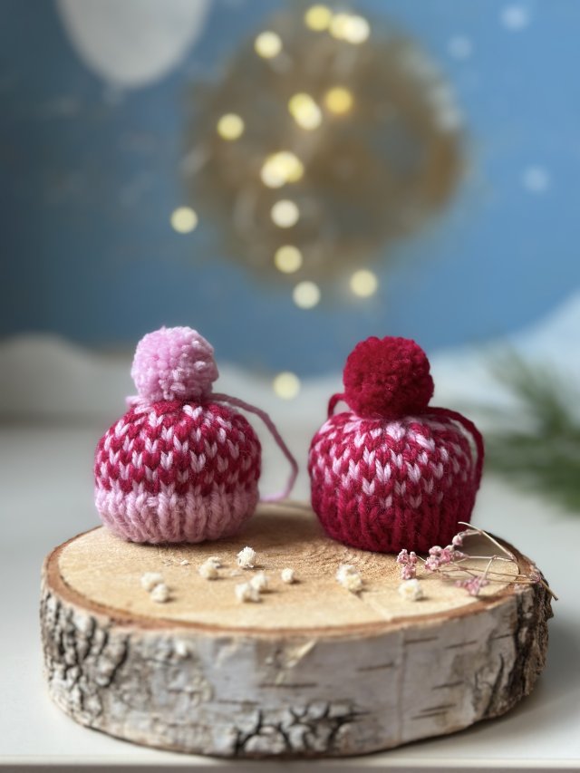 Ozdoby choinkowe, dekoracje świąteczne, mini-czapeczki z włóczki, zestaw 2 szt.