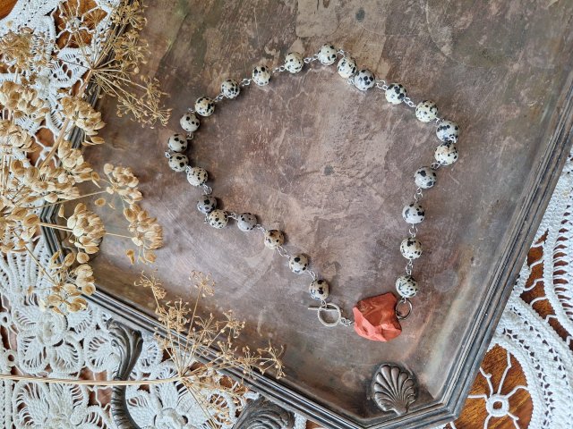 Naszyjnik jaspis dalmatyński z naturalną bryłką jaspisu czerwonego