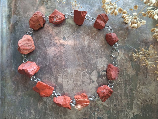 Naszyjnik z bryłek ceglastego jaspisu