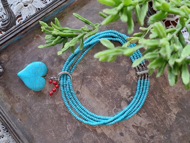 Naszyjnik z howlitu serce