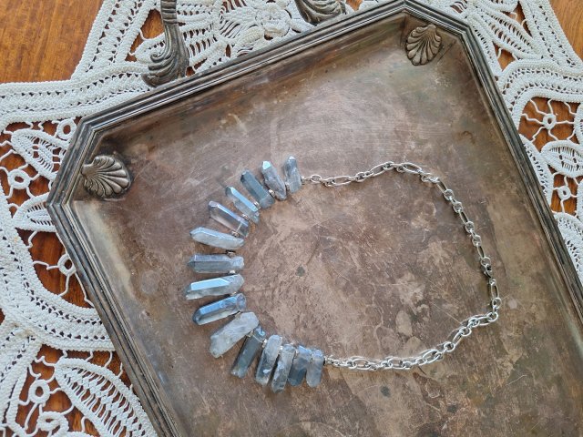 Szare kryształy na łańcuszku