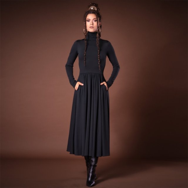 Rozkloszowana sukienka z golfem