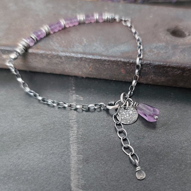 Ametyst. Delikatna srebrna bransoletka