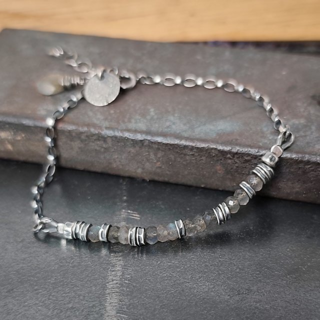 Labradoryt. Delikatna srebrna bransoletka