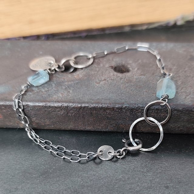Akwamaryn. Surowa srebrna bransoletka