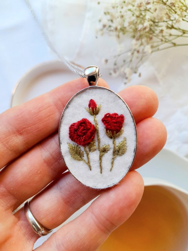 Naszyjnik Bordowe róże ogrodowe