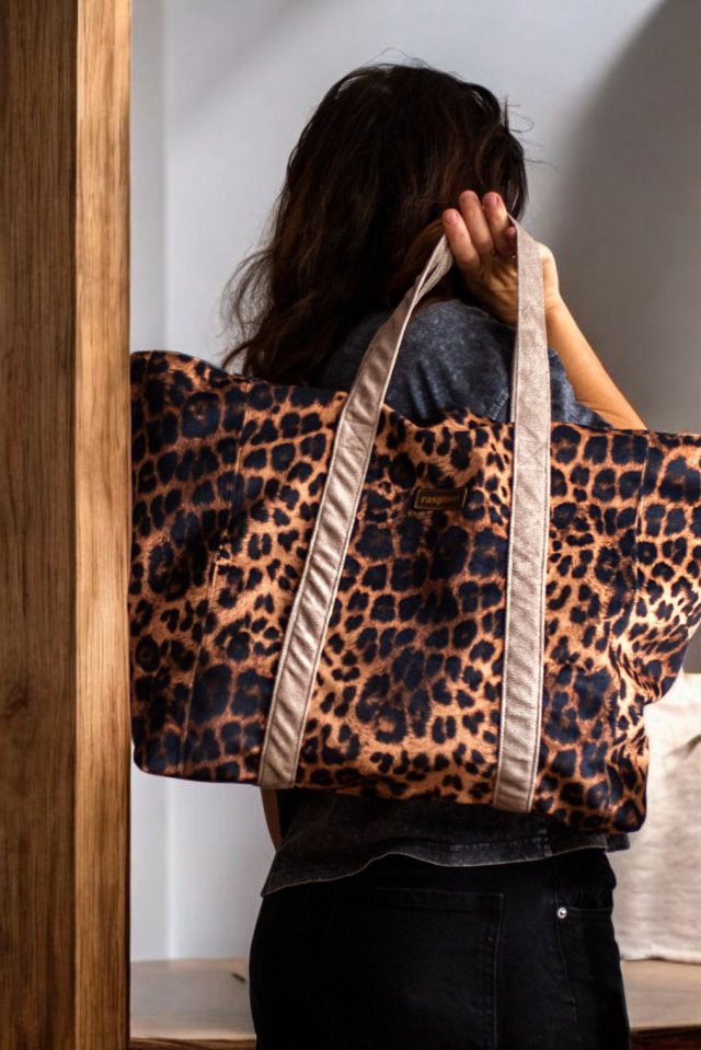 Shopperka w weluru w panterkę