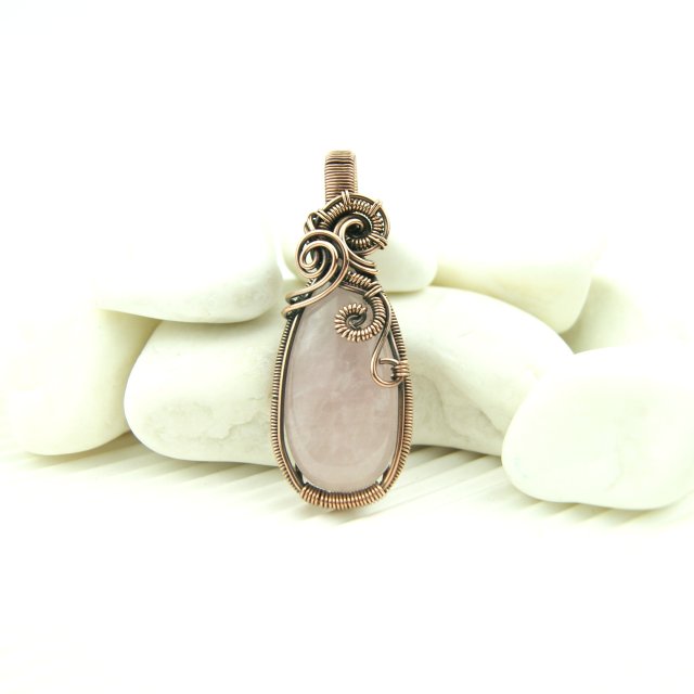 Wisiorek z różowym kwarcem