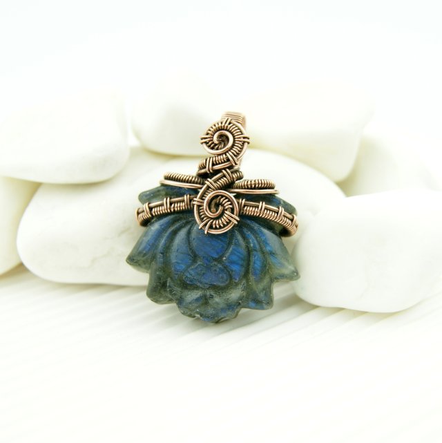 Lotos wisiorek wire wrapping z labradorytem