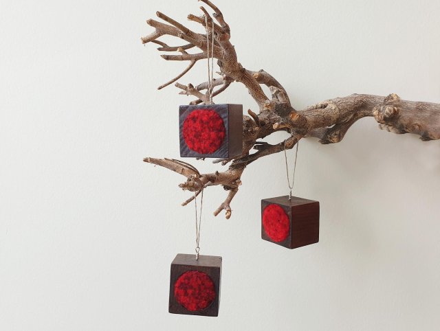 Zestaw 3 drewnianych bombek z włóczkowym wypełnieniem