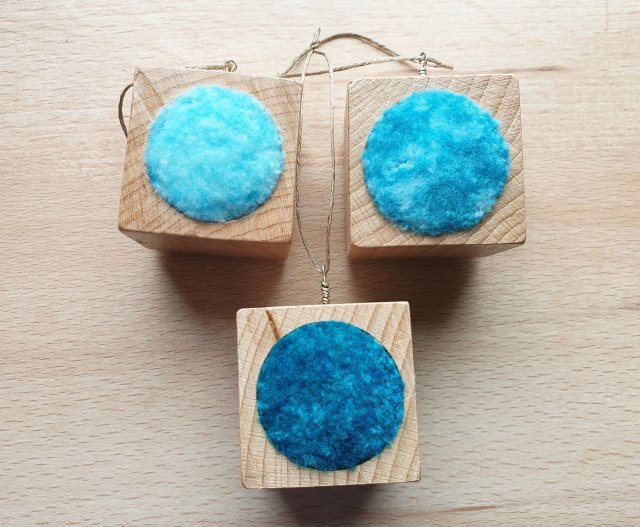 Zestaw 3 drewnianych bombek z włóczkowym wypełnieniem