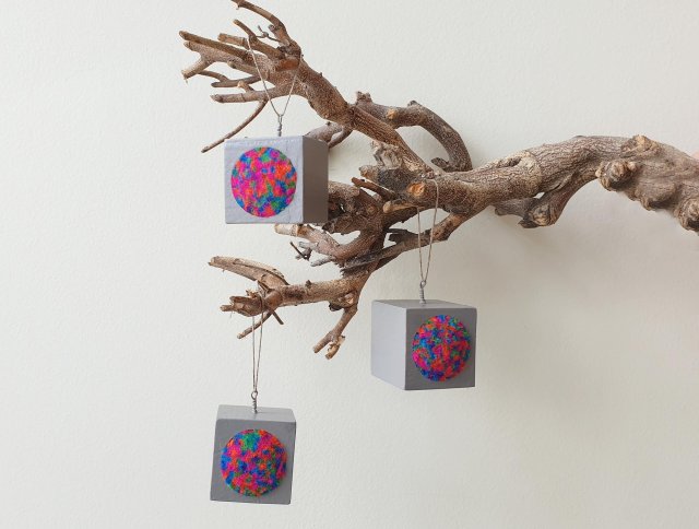 Zestaw 3 drewnianych bombek z włóczkowym wypełnieniem