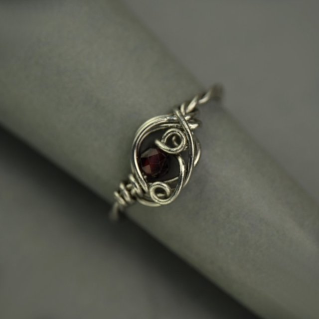 Pierścionek regulowany granat, wire wrapping, stal chirurgiczna