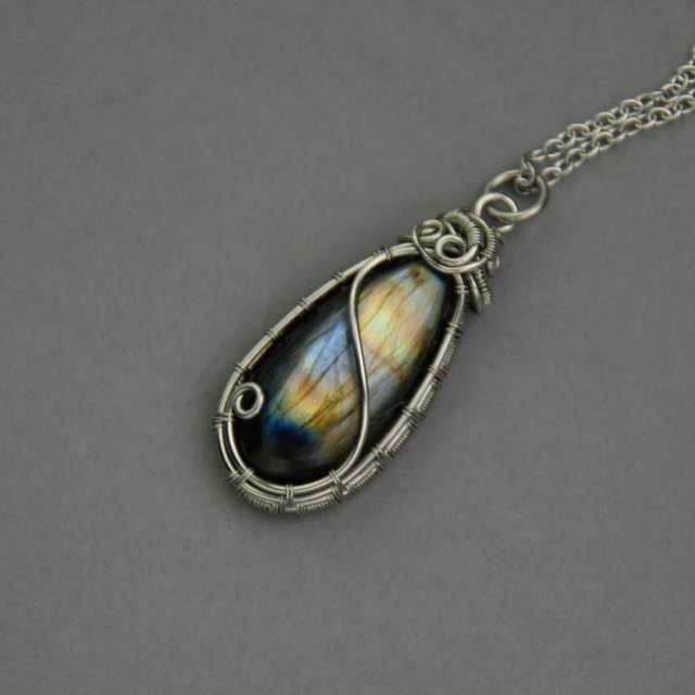 Wisiorek z labradorytem, wire wrapping, stal chirurgiczna, labradoryt wisior