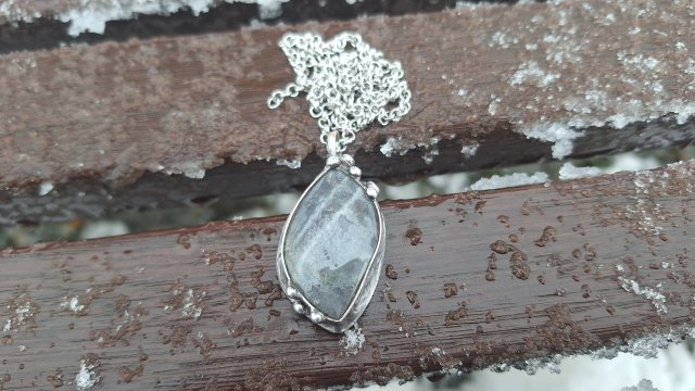 Szarość - wisiorek