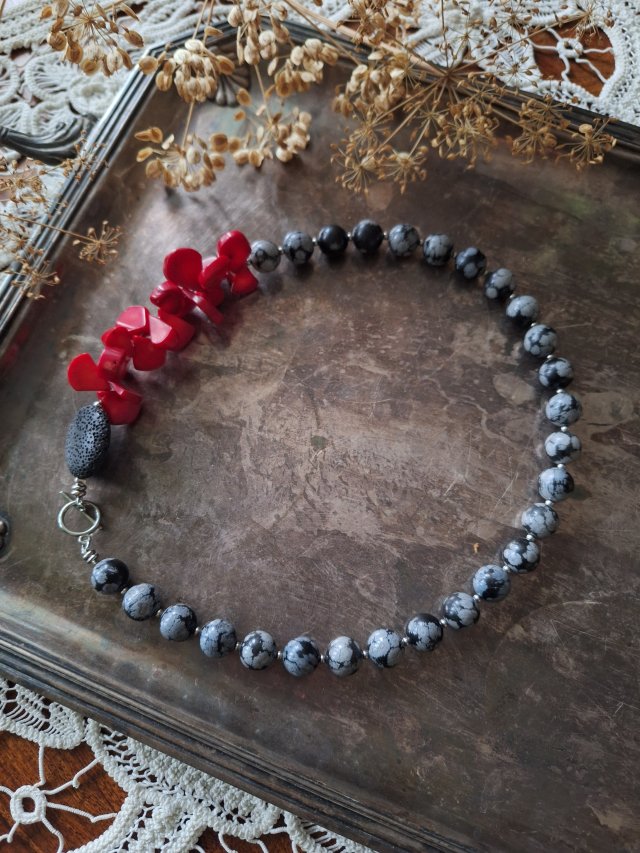 Naszyjnik obsydian śnieżny koral i lawa