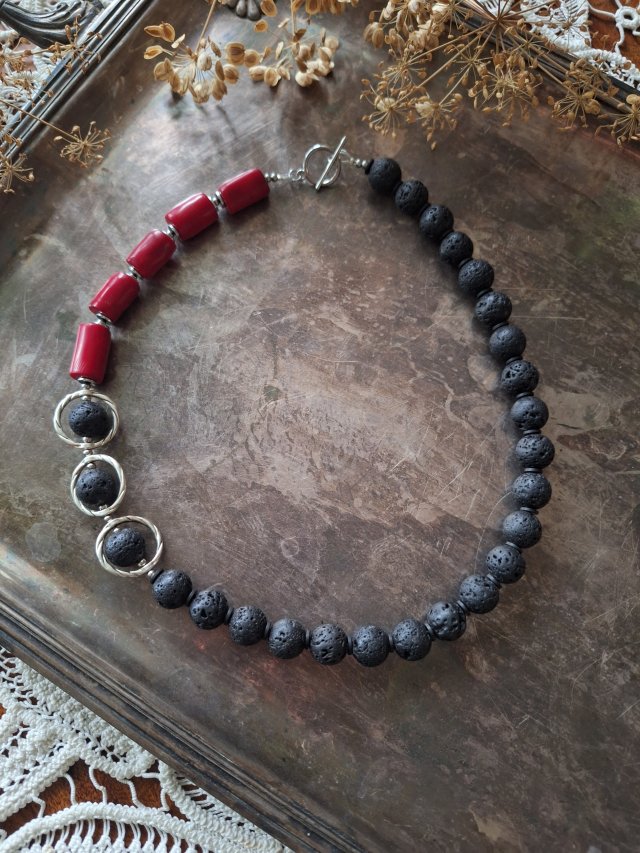 Korale lawa wulkaniczna i koral