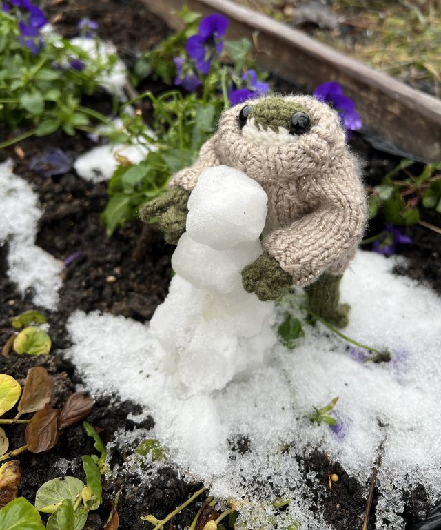 Ręcznie robiona żabka w błyszczącym sweterku — 13 cm | Urocza mini żaba | Maskotka handmade