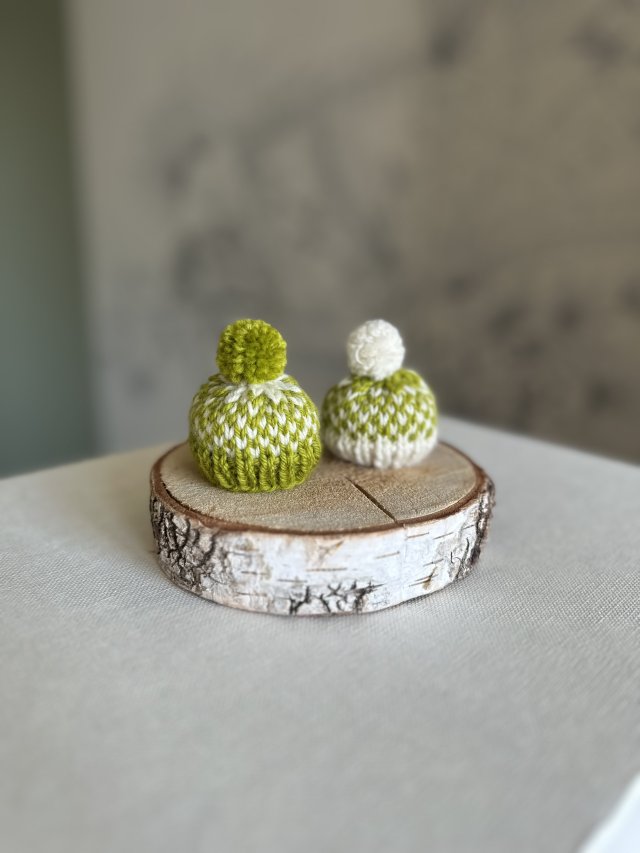 Ozdoby choinkowe, dekoracje świąteczne, mini-czapeczki z włóczki, zestaw 2 szt.