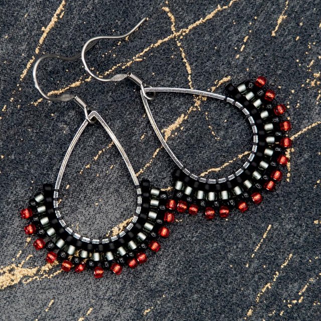 Kolczyki z drobnymi koralikami "Czerwone światło"