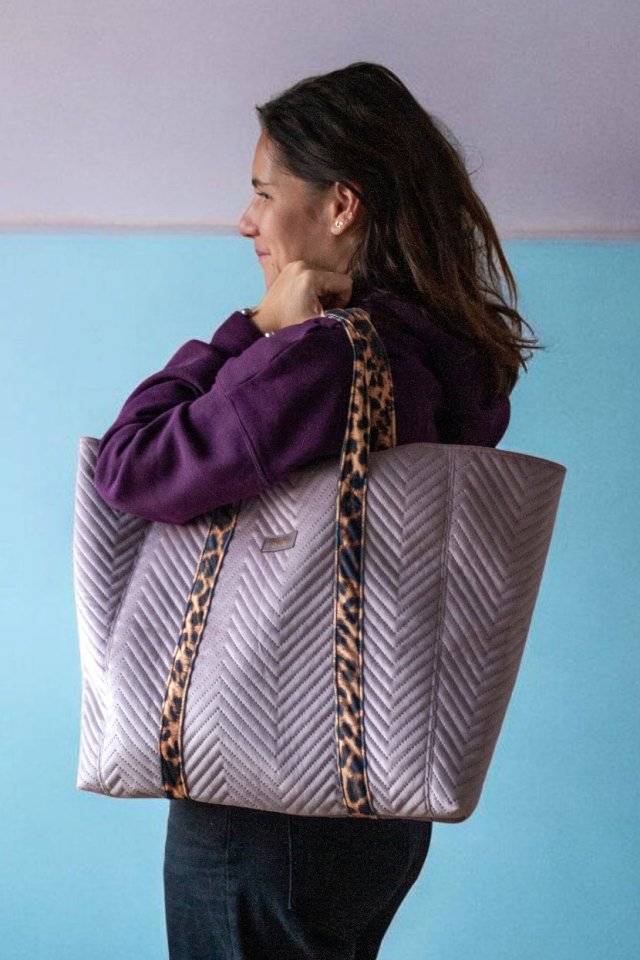 Pudrowa shopperka z pikowanego weluru